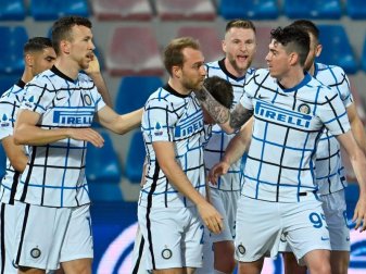 Inters Christian Eriksen (M) feiert mit seinen Teamkollegen nach einem Tor. Foto: Francesco Mazzitello/LaPresse/AP/dpa Inters Christian Eriksen (M) feiert mit seinen Teamkollegen nach einem Tor. Foto: Francesco Mazzitello/LaPresse/AP/dpa