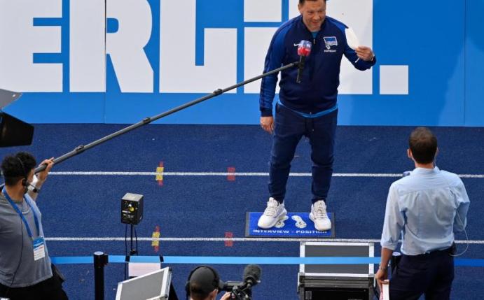 Herthas Trainer Pal Dardai (oben, r) spricht beim Interview vor dem Spiel. Foto: John Macdougall/AFP-Pool/dpa