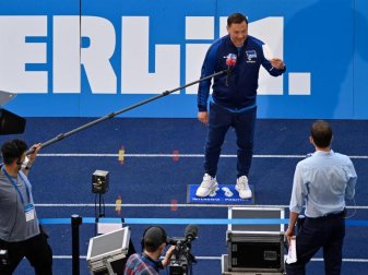 Herthas Trainer Pal Dardai (oben, r) spricht beim Interview vor dem Spiel. Foto: John Macdougall/AFP-Pool/dpa Herthas Trainer Pal Dardai (oben, r) spricht beim Interview vor dem Spiel. Foto: John Macdougall/AFP-Pool/dpa