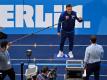 Herthas Trainer Pal Dardai (oben, r) spricht beim Interview vor dem Spiel. Foto: John Macdougall/AFP-Pool/dpa