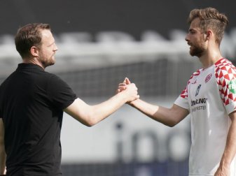 Mainz-Trainer Bo Svensson (l) klatscht nach dem Spiel mit Abwehrspieler Alexander Hack ab. Foto: Thomas Frey/dpa Mainz-Trainer Bo Svensson (l) klatscht nach dem Spiel mit Abwehrspieler Alexander Hack ab. Foto: Thomas Frey/dpa