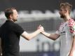 Mainz-Trainer Bo Svensson (l) klatscht nach dem Spiel mit Abwehrspieler Alexander Hack ab. Foto: Thomas Frey/dpa