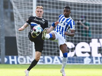 Bielefelds Amos Pieper und Herthas Jhon Cordoba (r) gehen mit gestreckten Beinen zum Ball. Foto: Soeren Stache/dpa-Pool/dpa Bielefelds Amos Pieper und Herthas Jhon Cordoba (r) gehen mit gestreckten Beinen zum Ball. Foto: Soeren Stache/dpa-Pool/dpa