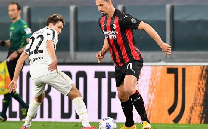 Juves Federico Chiesa (l) versucht Milans Zlatan Ibrahimovic vom Ball zu trennen. Foto: Lapresse/Tano Pecoraro/LaPresse via ZUMA Press/dpa