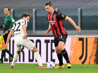 Juves Federico Chiesa (l) versucht Milans Zlatan Ibrahimovic vom Ball zu trennen. Foto: Lapresse/Tano Pecoraro/LaPresse via ZUMA Press/dpa Juves Federico Chiesa (l) versucht Milans Zlatan Ibrahimovic vom Ball zu trennen. Foto: Lapresse/Tano Pecoraro/LaPresse via ZUMA Press/dpa