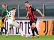 Juves Federico Chiesa (l) versucht Milans Zlatan Ibrahimovic vom Ball zu trennen. Foto: Lapresse/Tano Pecoraro/LaPresse via ZUMA Press/dpa