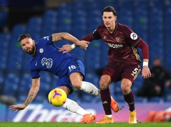 Koch (r) trifft in der Premier League regelmäßig auf hochkarätige Gegenspieler: Hier ist er im Zweikampf mit Chelseas Olivier Giroud. Foto: Daniel Leal-Olivas/PA Wire/dpa Koch (r) trifft in der Premier League regelmäßig auf hochkarätige Gegenspieler: Hier ist er im Zweikampf mit Chelseas Olivier Giroud. Foto: Daniel Leal-Olivas/PA Wire/dpa