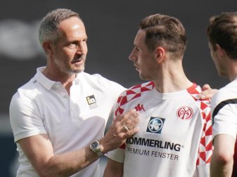 Frankfurts Trainer Adi Hütter (l) unterhält sich nach Spielende mit dem Mainzer Dominik Kohr. Foto: Thomas Frey/dpa Frankfurts Trainer Adi Hütter (l) unterhält sich nach Spielende mit dem Mainzer Dominik Kohr. Foto: Thomas Frey/dpa