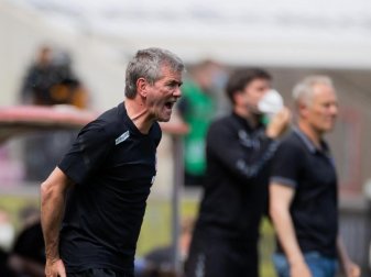 Kölns Trainer Friedhelm Funkel versucht seine Spieler auf dem Platz zu erreichen - im Hintergrund steht Freiburgs Trainer Christian Streich. Foto: Rolf Vennenbernd/dpa Kölns Trainer Friedhelm Funkel versucht seine Spieler auf dem Platz zu erreichen - im Hintergrund steht Freiburgs Trainer Christian Streich. Foto: Rolf Vennenbernd/dpa