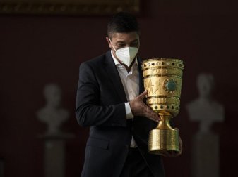 Giovane Elber, Botschafter des ausgeschiedenen Titelverteidigers FC Bayern München, bringt den DFB-Pokal zur Pokalübergabe ins Rote Rathaus. Foto: Thomas Boecker/Dfb/DFB/dpa Giovane Elber, Botschafter des ausgeschiedenen Titelverteidigers FC Bayern München, bringt den DFB-Pokal zur Pokalübergabe ins Rote Rathaus. Foto: Thomas Boecker/Dfb/DFB/dpa
