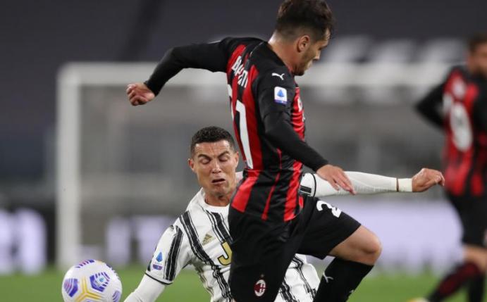 Kassierte mit Juventus eine deftige Heimpleite gegen den AC Mailand: Cristiano Ronaldo (l). Foto: Jonathan Moscrop/CSM via ZUMA Wire/dpa