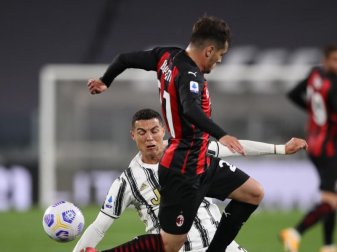 Kassierte mit Juventus eine deftige Heimpleite gegen den AC Mailand: Cristiano Ronaldo (l). Foto: Jonathan Moscrop/CSM via ZUMA Wire/dpa Kassierte mit Juventus eine deftige Heimpleite gegen den AC Mailand: Cristiano Ronaldo (l). Foto: Jonathan Moscrop/CSM via ZUMA Wire/dpa