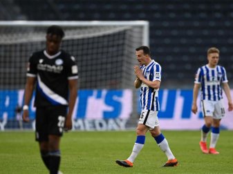 Sowohl Bielefels Anderson Lucoqui als auch Herthas Vladimir Darida und Santiago Ascacibar (l-r) müssen noch im den Ligaverbleib zittern. Foto: Soeren Stache/dpa-Pool/dpa Sowohl Bielefels Anderson Lucoqui als auch Herthas Vladimir Darida und Santiago Ascacibar (l-r) müssen noch im den Ligaverbleib zittern. Foto: Soeren Stache/dpa-Pool/dpa