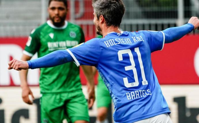 Der Kieler Fin Bartels bejubelt seinen Treffer zum 1:0. Foto: Axel Heimken/dpa