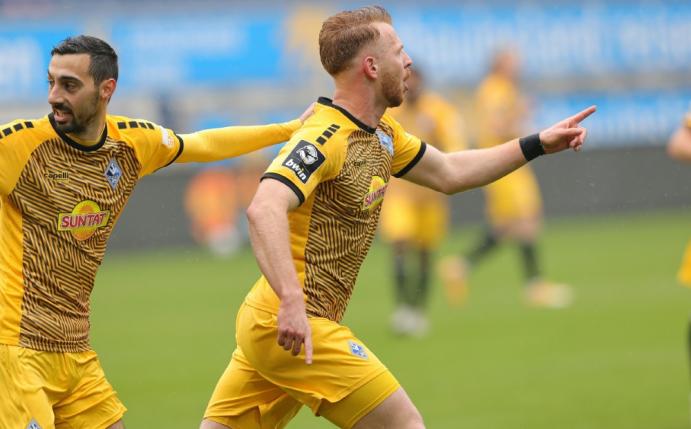 Waldhof Mannheim gewinnt mit 3:2 gegen den Halleschen FC