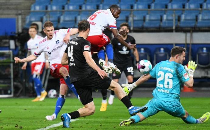 HSV-Stürmer Simon Terodde (l) trifft zum 3:1. Foto: Daniel Reinhardt/dpa