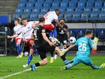 HSV-Stürmer Simon Terodde (l) trifft zum 3:1. Foto: Daniel Reinhardt/dpa HSV-Stürmer Simon Terodde (l) trifft zum 3:1. Foto: Daniel Reinhardt/dpa