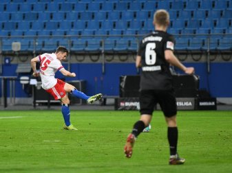 Bekam jetzt doch das Tor gegen den 1. FC Nürnberg zugeschrieben: Hamburgs Robin Meißner (l). Foto: Daniel Reinhardt/dpa Bekam jetzt doch das Tor gegen den 1. FC Nürnberg zugeschrieben: Hamburgs Robin Meißner (l). Foto: Daniel Reinhardt/dpa