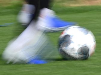 In den Niederlanden dürfen Frauen ab der nächsten Spielzeit gemeinsam mit Männern in allen Amateurligen Fußball spielen. Foto: Patrick Seeger/dpa