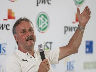 Peter Neururer rückt in den Vorstand des Wuppertaler SV. Foto: David Inderlied/dpa