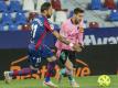 Levantes Jose Luis Morales (l) im Duell gegen Barcelonas Lionel Messi. Foto: Alberto Saiz/AP/dpa