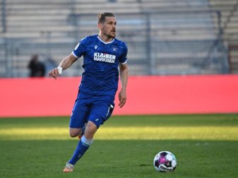 Trägt weiter das KSC-Trikot: Ex-Nationalspieler Sebastian Jung. Foto: Uli Deck/dpa Trägt weiter das KSC-Trikot: Ex-Nationalspieler Sebastian Jung. Foto: Uli Deck/dpa