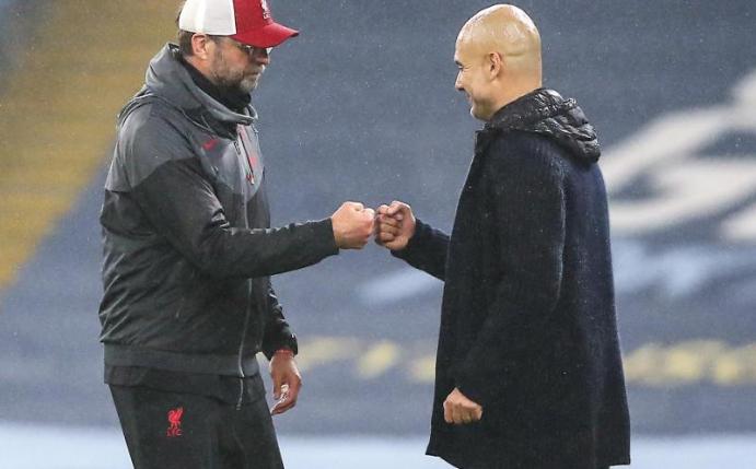 Meister-Trainer unter sich: Liverpool-Trainer Jürgen Klopp und ManCity-Coach Pep Guardiola. Foto: Martin Rickett/PA Wire/dpa