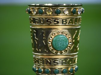 Nachwuchsspieler werden den Pokal überreichen