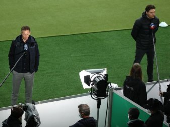 Dortmunds Trainer Edin Terzic (r) und Leipzigs Trainer Julian Nagelsmann geben vor dem Anpfiff des DFB-Pokalfinals TV-Interviews. Foto: Maja Hitij/Getty-Pool/dpa Dortmunds Trainer Edin Terzic (r) und Leipzigs Trainer Julian Nagelsmann geben vor dem Anpfiff des DFB-Pokalfinals TV-Interviews. Foto: Maja Hitij/Getty-Pool/dpa