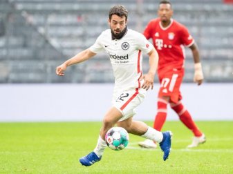 Frankfurts Amin Younes am Ball - im Hintergrund lauert Bayerns Jerome Boateng. Foto: Matthias Balk/dpa