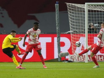 Dortmunds Jadon Sancho (l) erzielt sehenswert das Tor zur 0:1-Führung. Foto: Michael Sohn/AP-Pool/dpa Dortmunds Jadon Sancho (l) erzielt sehenswert das Tor zur 0:1-Führung. Foto: Michael Sohn/AP-Pool/dpa