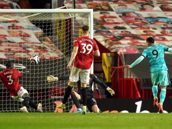 Liverpools Roberto Firmino (r) erzielt das Tor zur 3:1-Führung. Foto: Dave Thompson/PA Wire/dpa Liverpools Roberto Firmino (r) erzielt das Tor zur 3:1-Führung. Foto: Dave Thompson/PA Wire/dpa