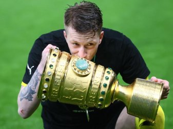Kuss für den Pott: Marco Reus feiert den Pokalsieg. Foto: Martin Rose/Getty-Pool/dpa Kuss für den Pott: Marco Reus feiert den Pokalsieg. Foto: Martin Rose/Getty-Pool/dpa