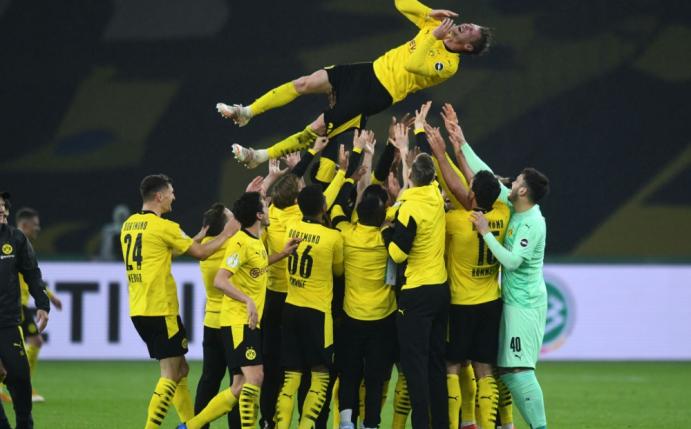 Piszczek wird von seinen Teamkollegen gefeiert