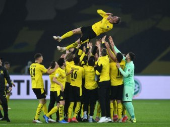 Piszczek wird von seinen Teamkollegen gefeiert Piszczek wird von seinen Teamkollegen gefeiert
