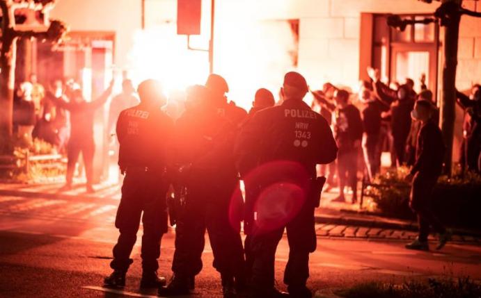 Pyrotechnikeinsatz: BVB-Ultras feiern den Dortmunder Pokalsieg auf dem Borsigplatz. Foto: Bernd Thissen/dpa
