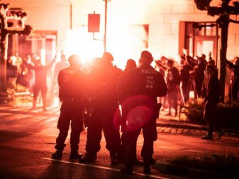 Pyrotechnikeinsatz: BVB-Ultras feiern den Dortmunder Pokalsieg auf dem Borsigplatz. Foto: Bernd Thissen/dpa Pyrotechnikeinsatz: BVB-Ultras feiern den Dortmunder Pokalsieg auf dem Borsigplatz. Foto: Bernd Thissen/dpa