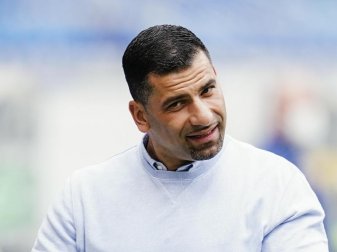 Ist trotz Abstieg zuversichtlich: Schalke-Coach Dimitrios Grammozis. Foto: Uwe Anspach/dpa Ist trotz Abstieg zuversichtlich: Schalke-Coach Dimitrios Grammozis. Foto: Uwe Anspach/dpa