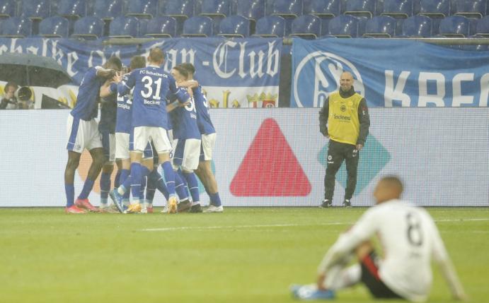 Schalke gewinnt gegen schwache Frankfurter
