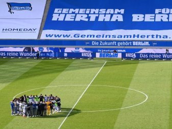 Das Team von Hertha BSC steht nach dem geschafften Ligaverbleib am Mittelkreis. Foto: Soeren Stache/dpa-Pool/dpa
