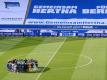 Das Team von Hertha BSC steht nach dem geschafften Ligaverbleib am Mittelkreis. Foto: Soeren Stache/dpa-Pool/dpa
