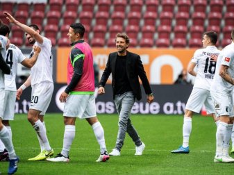 Der Vertrag von Trainer Markus Weinzierl beim FC Augsburg läuft nun noch eine weitere Saison. Foto: Matthias Balk/dpa