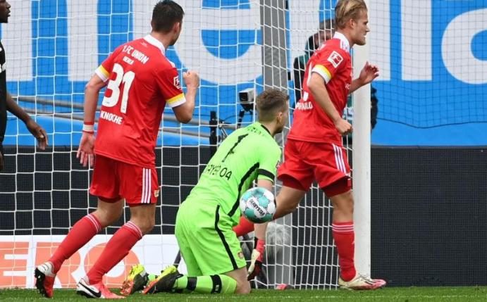 Joel Pohjanpalo (r) sorgte mit seinem Tor für einen Union-Punkt in Leverkusen. Foto: Ina Fassbender/AFP-Pool/dpa