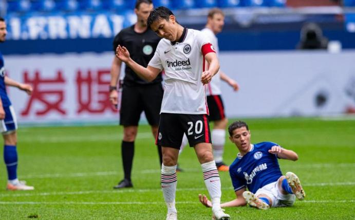 Frustriert: Makoto Hasebe nach der Frankfurter Niederlage auf Schalke. Foto: Guido Kirchner/dpa
