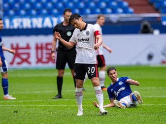 Frustriert: Makoto Hasebe nach der Frankfurter Niederlage auf Schalke. Foto: Guido Kirchner/dpa Frustriert: Makoto Hasebe nach der Frankfurter Niederlage auf Schalke. Foto: Guido Kirchner/dpa