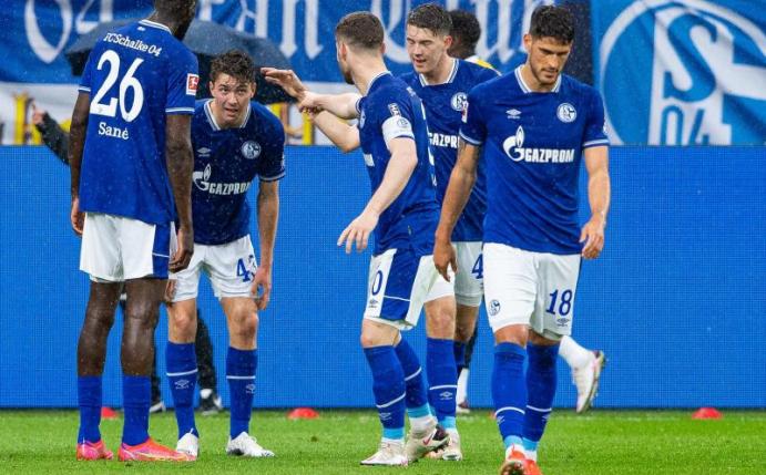 Seltenes Glücksgefühl: Absteiger Schalke feierte gegen Frankfurt den erst dritten Saisonsieg. Foto: Guido Kirchner/dpa