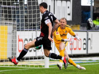 Hatte in Freiburg seinen 41. Saisontreffer bereits auf dem Fuß: Bayern-Torjäger Robert Lewandowski (l). Foto: Tom Weller/dpa Hatte in Freiburg seinen 41. Saisontreffer bereits auf dem Fuß: Bayern-Torjäger Robert Lewandowski (l). Foto: Tom Weller/dpa