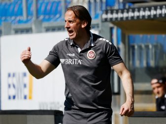 Wehen und Trainer Rehm mussten sich 0:4 geschlagen geben Wehen und Trainer Rehm mussten sich 0:4 geschlagen geben