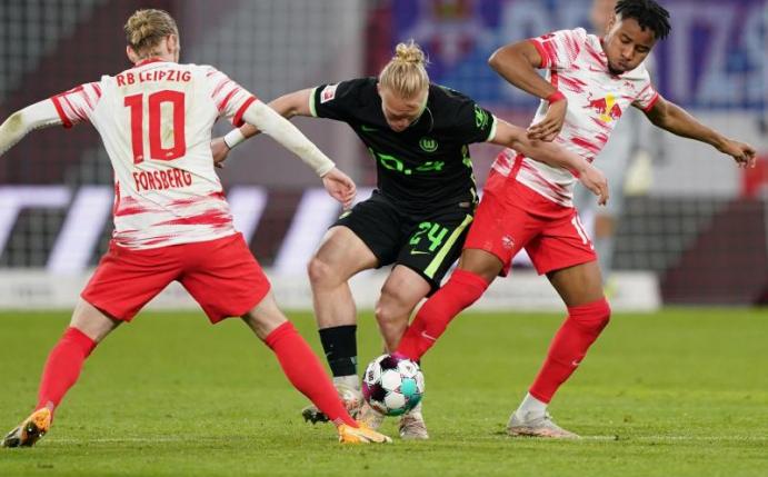 Wolfsburgs Xaver Schlager (M) im Zweikampf mit den Leipzigern Christopher Nkunku (r) und Emil Forsberg. Foto: Michael Sohn/AP-Pool/dpa