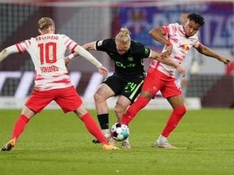 Wolfsburgs Xaver Schlager (M) im Zweikampf mit den Leipzigern Christopher Nkunku (r) und Emil Forsberg. Foto: Michael Sohn/AP-Pool/dpa Wolfsburgs Xaver Schlager (M) im Zweikampf mit den Leipzigern Christopher Nkunku (r) und Emil Forsberg. Foto: Michael Sohn/AP-Pool/dpa